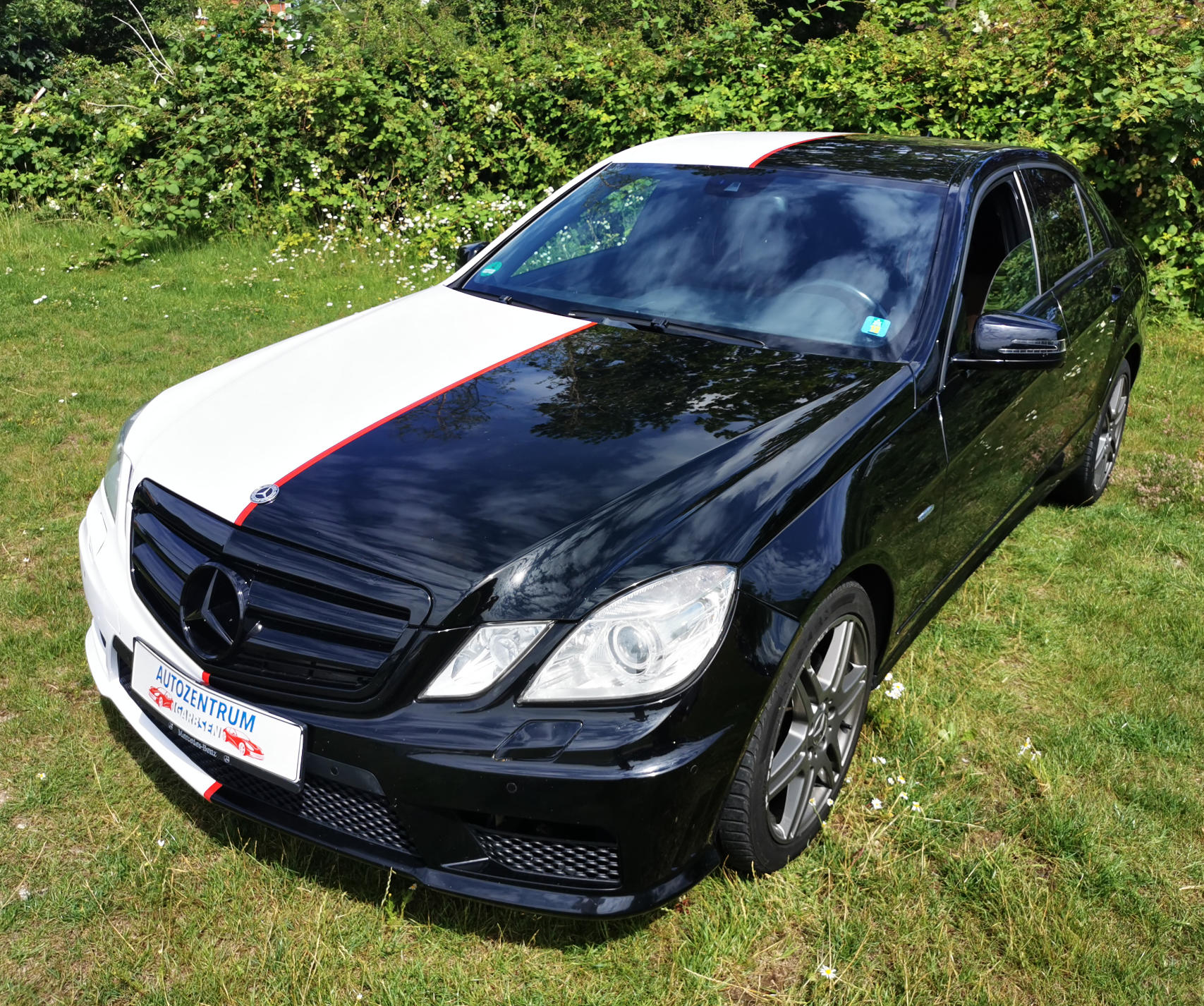 Teilfoliertes weisses Fahrzeug. Die Teilfolierung ist in schwarz Fahrzeug: Mercedes