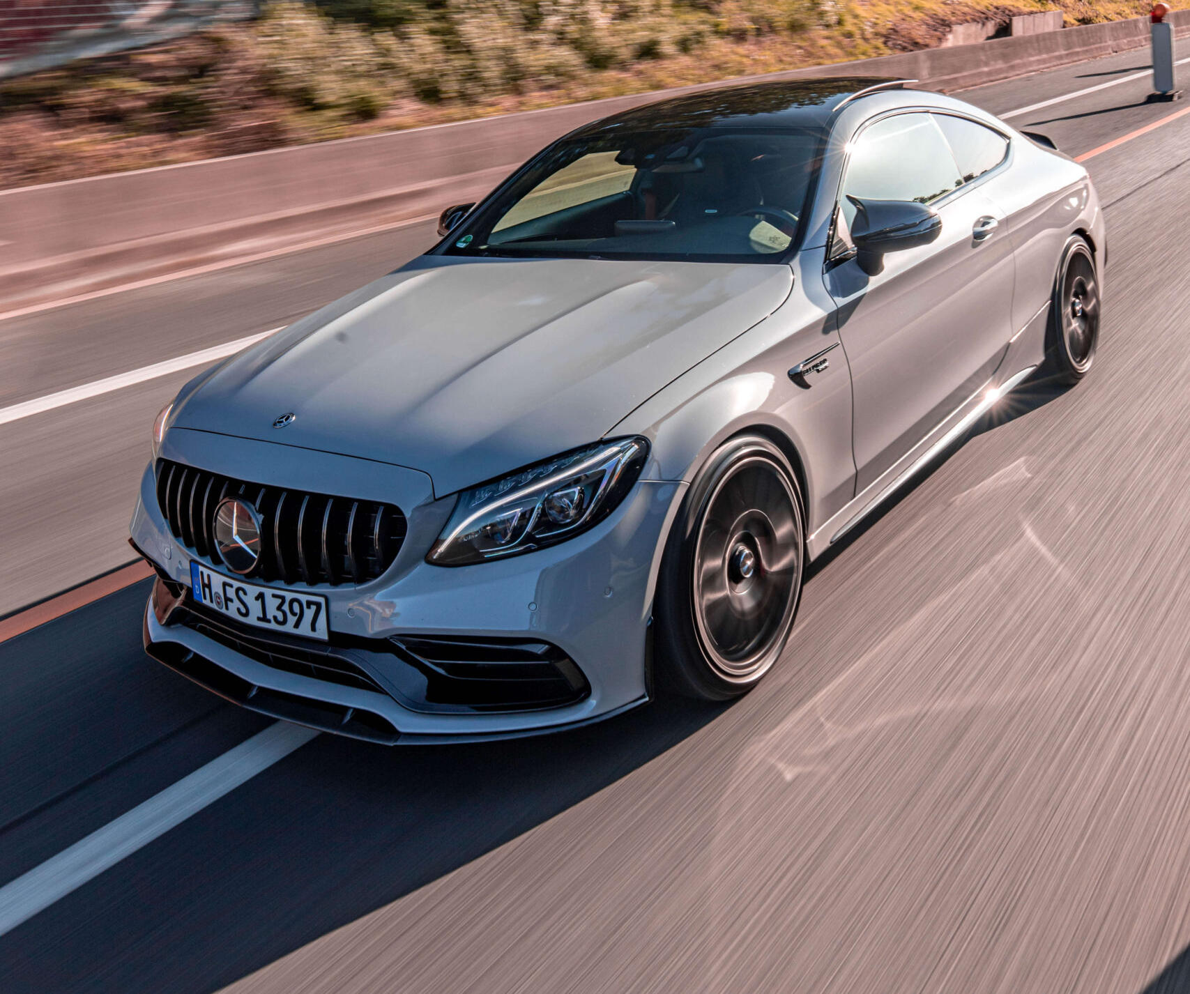 Vollfolierter Mercedes fährt auf der Strasse die Sonne wird reflektiert